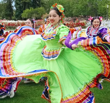 Los Laureles dancers