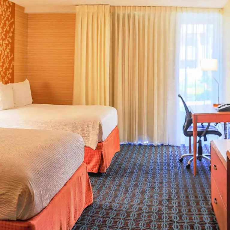 fairfield-inn-suites 2 beds room