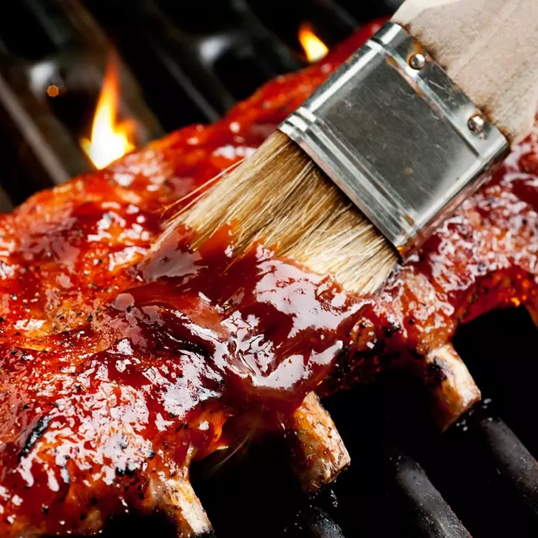 Saucing bbq ribs